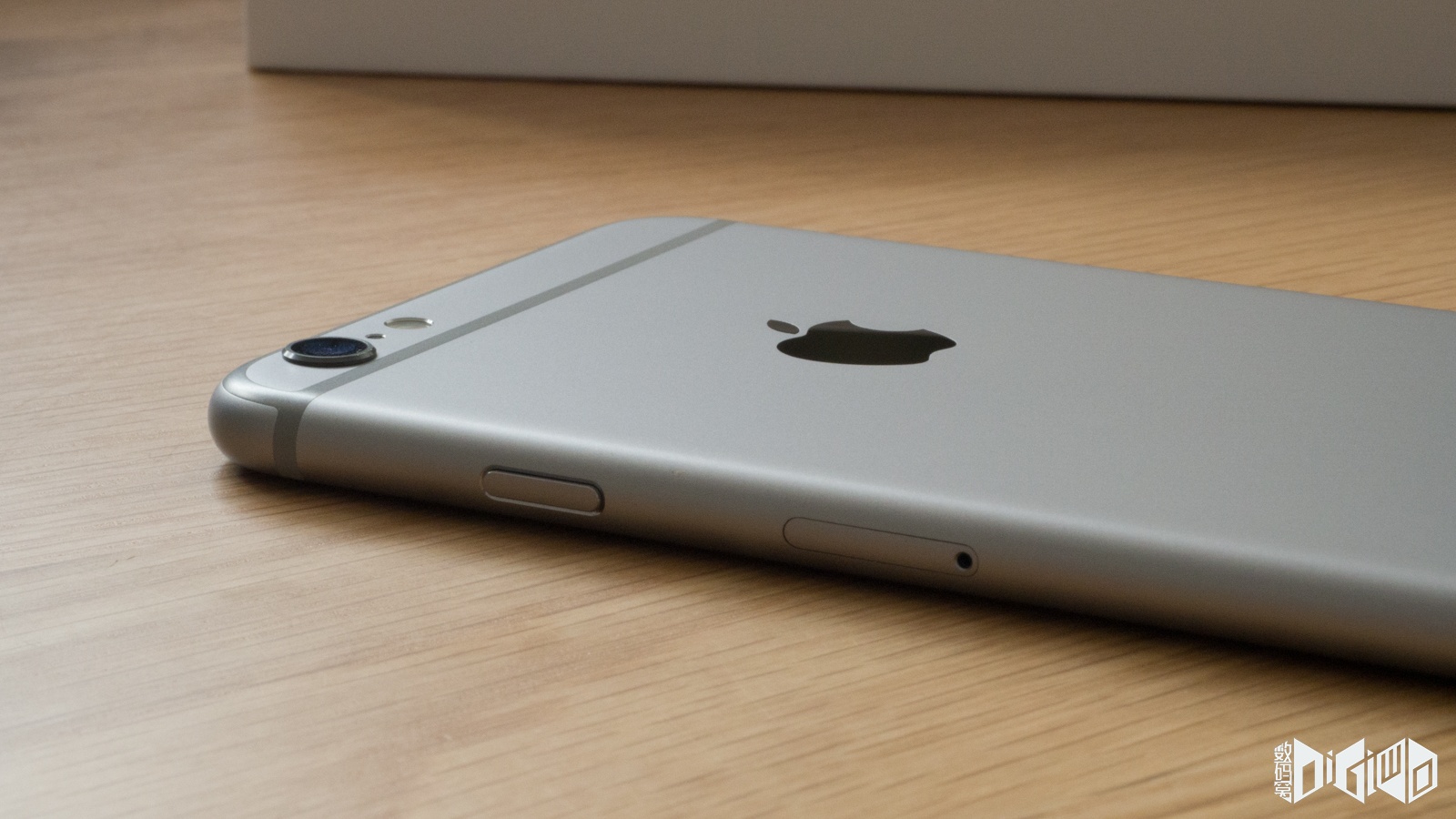 正苹果计算机空间灰色iPhone 6 图库摄影片. 图片 包括有 显示, 设备, 计算机, 流动性, 家庭 - 44828437